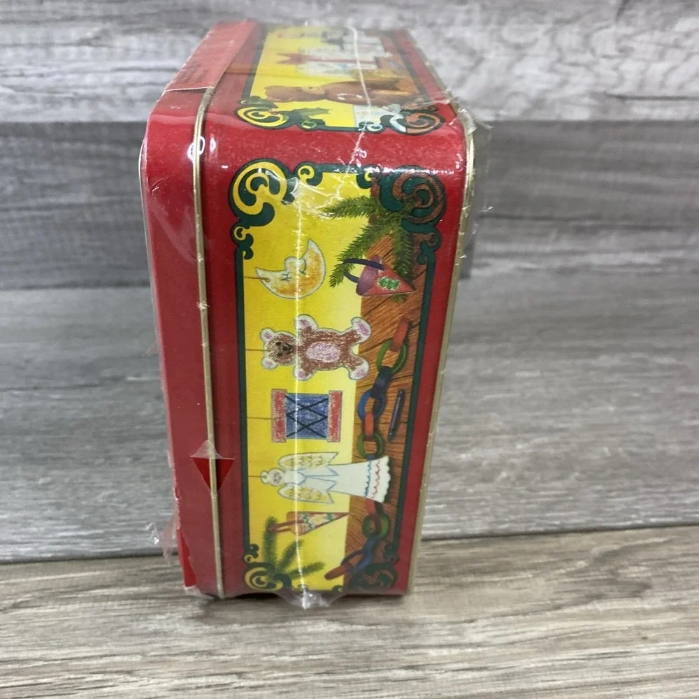 Crayola Holiday Tin 1992 Unisex OS Red NEW 1st‎ Edition 64 Crayons Bear Ornament